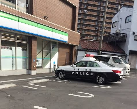 警察官が制服でお昼休憩中に、
パトカーでコンビニにカレーヌードルを買いに行くのは、ありですか？
①あり ②なし ③分からない