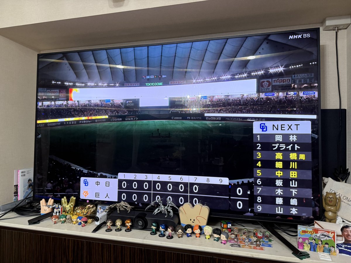 TO_ZAWAKUN's tweet photo. 明日の撮影準備で居残りしてたら野球始まったので｢どっちかのチームが点とったら帰る！｣と宣言したら今これ https://t.co/IcI2WDPzl6