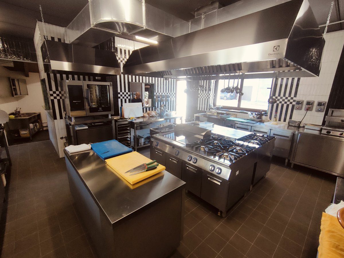 Una cucina a 360° per il #SuCarduleu e il suo Chef Roberto Serra 🌐. Doppia isola e ampi spazi di servizio nel progetto #SmeraldaServizi_Cagliari, ottimizzando funzionalità e comfort. Scopri di più su 👉 bit.ly/ElectroluxProI… 👈 #noicisiamosempre #latuasceltasostenibile💙