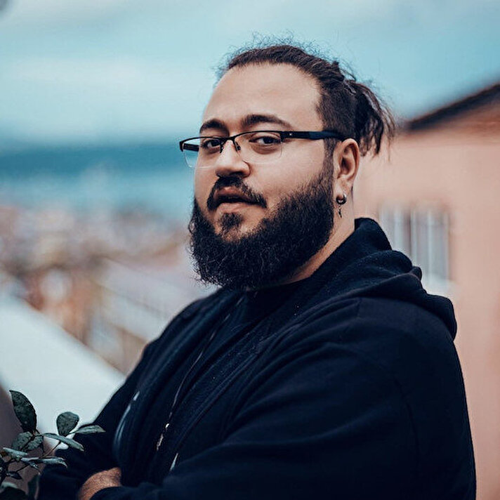 Jahrein, operatörlere tepki gösterdi:

"Eşek gibi müşteri skmekten başka bir boka yaramıyorsunuz.

Sizin vereceğiniz hizmete kafam girsin."