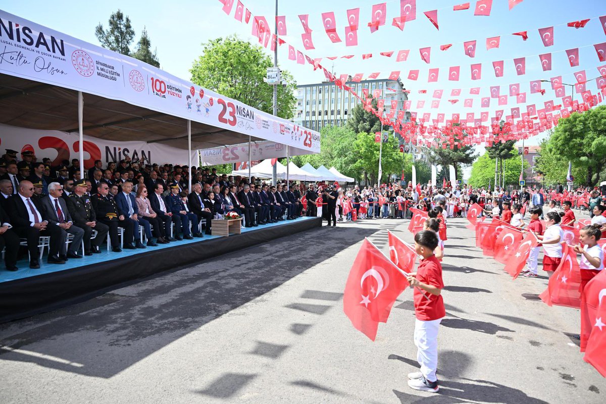 📌Kaymakamımız Sayın Asım SOLAK,
@solakasim 

 Türkiye Büyük Millet Meclisi’nin kuruluşunun 105. Yılı ve 23 Nisan Ulusal Egemenlik ve Çocuk Bayramı kutlamaları kapsamında Diyarbakır Valiliği önünde düzenlenen kutlamalara katıldı. 

📍Diyarbakır Valiliği

#23nisanetkinlikleri