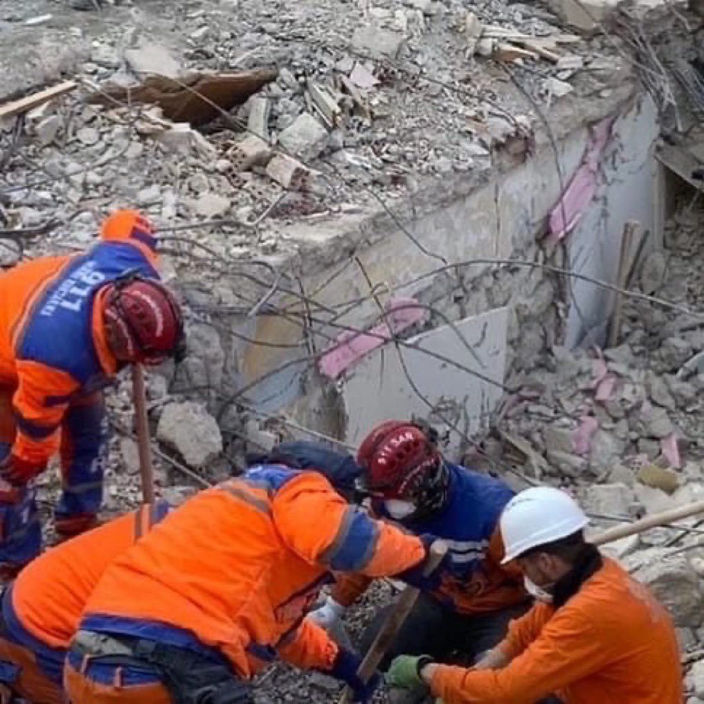 Bugün Silivri açıklarında dört büyüklüğünde bir Öncü depremden sonra 6:10’daki büyüklüğünde bir ana deprem oldu onun arkasından da 4:10’da dokuzla dört arasında değişen artçı depremler olmaya başladı 6:10 ikilik deprem Trakya kurulunda beklediğimiz büyük İstanbul depremi değil