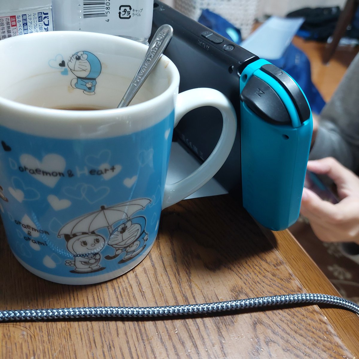 コーヒー飲もうとしたらSwitchの支えに使われてたꉂ🤣𐤔