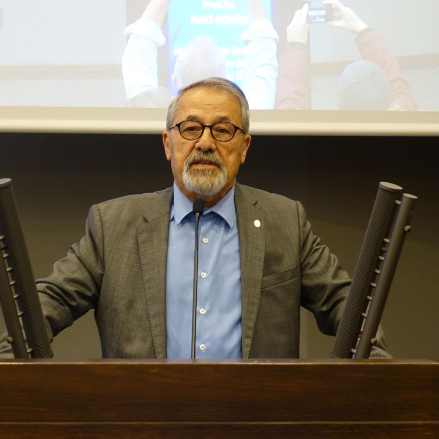 populicc's tweet photo. İstanbul'da gerçekleşen 6.2 büyüklüğündeki deprem sonrası iki farklı profesör yorumu:

• Naci Görür: "Bunlar Marmara’da beklediğimiz büyük deprem değil. Asıl deprem daha büyük ve 7’nin üzerinde olacak."

• Şener Üşümezsoy: "Başka bir deprem riski yok. Marmara’da bitti depremler."