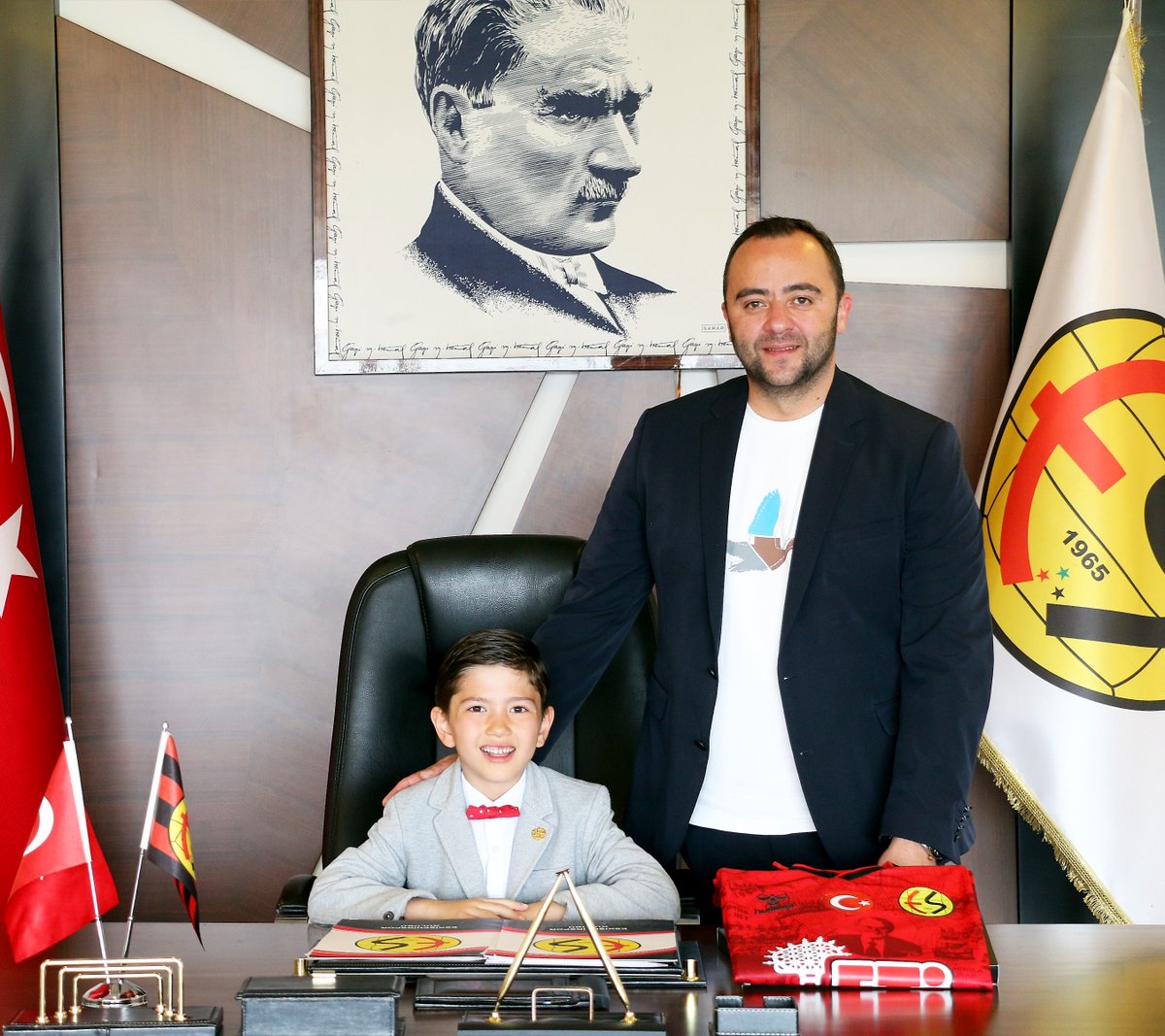 Eskisehirspor's tweet photo. Bugün 23 Nisan. Gazi Mustafa Kemal Atatürk’ün çocuklara armağan ettiği bu özel günde, Eskişehirspor Başkanlık koltuğunu geleceğimizin teminatı olan bir çocuğumuza devrediyoruz. 

🧒 Bugünün Başkanı Özgür Ergölen diyor ki: 

Kulüp Başkanı olarak, hep birlikte, el ele, omuz omuza Eskişehirspor’umuzu zirveye taşıyacağız! Çünkü bu takım ve şehir hepimizin. Bu aidiyeti göstermek için hepinizi sezonun son iç saha maçına bekliyor, 60. yıl koleksiyon formalarımızla sokakları siyah-kırmızı donatmanızı istiyorum. Şampiyonluk yolunda emin adımlarla yürüyen kulübümüze vereceğiniz her destek bizim için önemli. 

#KenetlenEskişehir