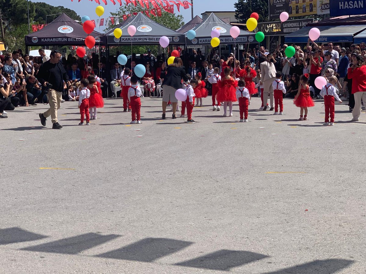 23 Nisan Ulusal Egemenlik ve Çocuk Bayramı Cumhuriyet Meydanında gerçekleşen törenle coşkuyla kutlandı. Törene İlçe Kaymakamımız Hilal Kızılkaya, protokol üyeleri ve vatandaşlarımız katıldılar. Öğrencilerimiz başarılı performansları ile çok beğenildi.
<a href="/izmir_ilmem/">İzmir İl Milli Eğitim Müdürlüğü</a> <a href="/ABayat76/">alaaddin bayat</a>