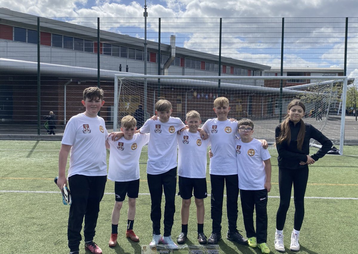School of Football kicking the new term off in style with their new kit. Look good, play good 🤩🐝⚽️<a href="/AlloaAthleticFC/">Alloa Athletic FC</a>