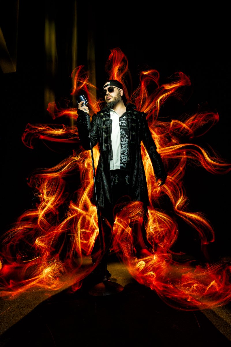 Ya tengo foto favorita de mi vida. Y se la debo al enorme Pedro Real. Un auténtico crack! Gracias por tu trabajazo!

#singer #fire #music #artist #photoshoot #art #supersonica