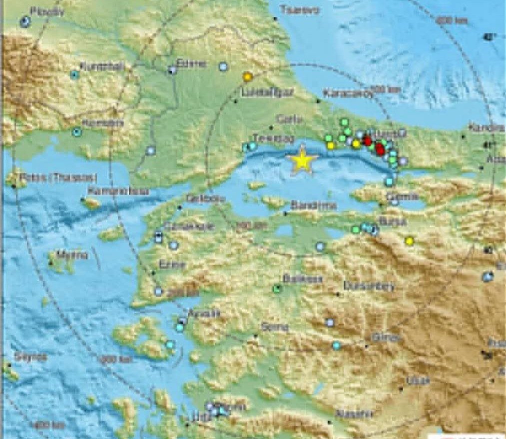 İstanbul demek, "Türkiye" demektir. 
Geçmiş olsun Türkiye...
İstanbul Silivri'de Saat 12.13'te meydana gelen 6.2 büyüklüğündeki deprem, hepimizi çok korkuttu. Depremden etkilenen İstanbul halkına geçmiş olsun dileklerimi iletiyorum. 
#deprem