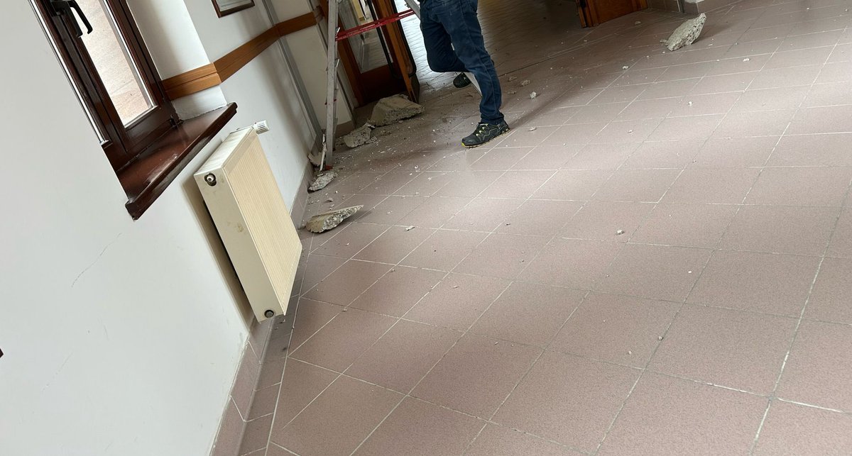 ibo_pasham's tweet image. KOÇ ÜNİVERSİTESİ FAKÜLTE İÇİNDEKİ ENKAZI TEMİZLEMEK İÇİN DAHA DEPREM TEHLİKESİ GEÇMEMİŞKEN İŞÇİ YOLLAYIP CANLARINI TEHLİKEYE ATMAYA ZORLUYOR! @kocuniversity 
#koç #koçüniversitesi #deprem #istanbuldepremi