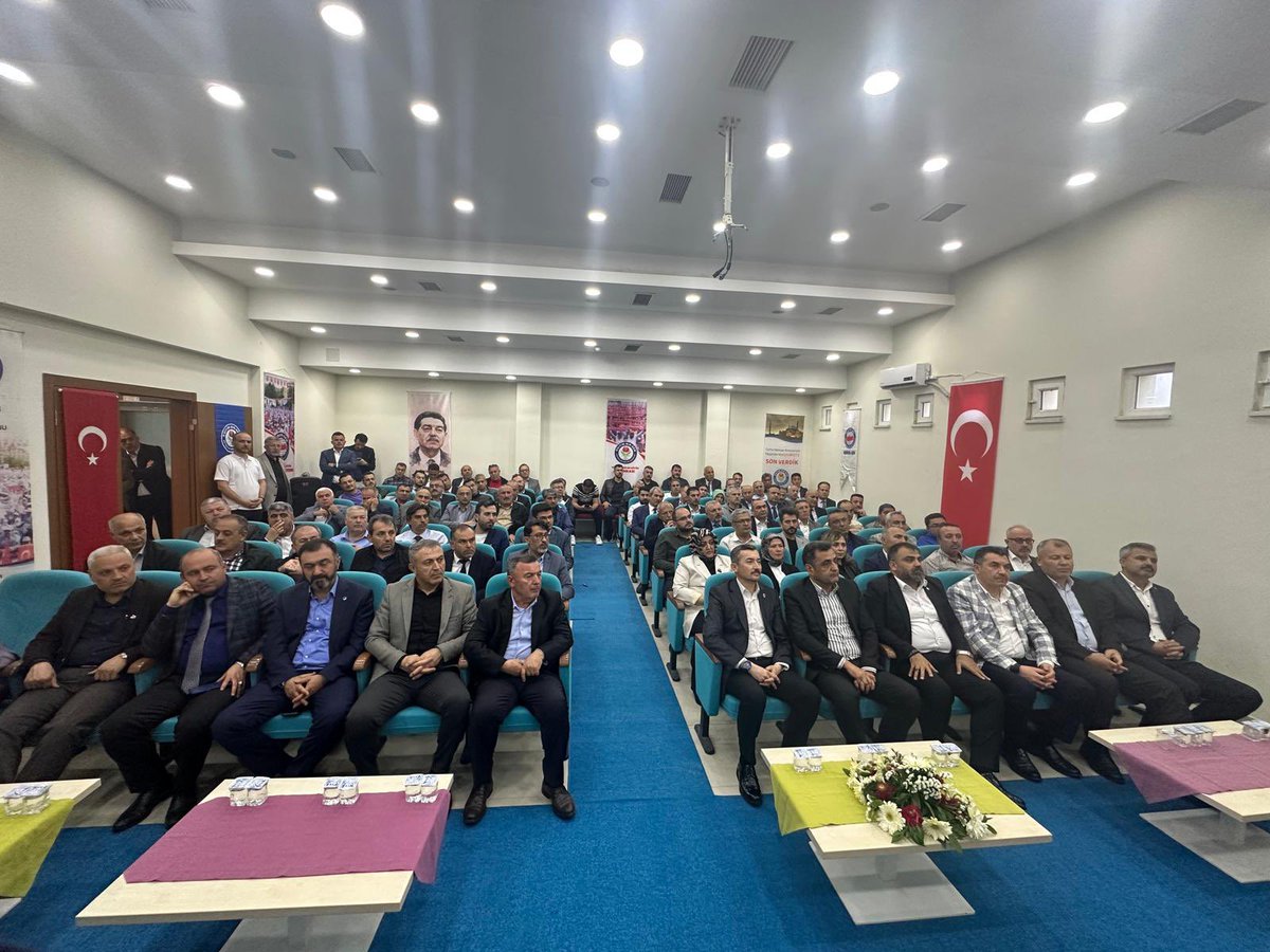 _aliyalcin_'s tweet photo. Eğitim-Bir-Sen Kırıkkale İl Divan Toplantımızı Gerçekleştirdik

Köklü, güçlü sendikal hareket olarak dünden bugüne Toplu Sözleşme, KPDK, KİK başta olmak üzere örgütlü gücümüzle verdiğimiz mücadelenin kazanıma dönüşen başlıkları ve yeni yeni kazanımlar için gayretlerimizi paylaştık teşkilatımızla.

Ezbere konuşmuyor, kayıtlarımız üzerinden hareket ediyoruz.

Eğitim-Bir-Sen olarak Kurum İdari Kurulu kazanımlarımızı 45 başlıkta toparladık.🔎 https://t.co/R6FzncEOXK

Sonuç aldığımız “Uzman” ve “Başöğretmenlik” mücadelemizi 37 adımda sıraladık.🔎 https://t.co/3E1LteyvDh

Eğitim-Bir-Sen Toplu Sözleşme Kazanımlarımızı 88 kazanım olarak açıkladık. 🔎  https://t.co/vlqUsYIhK0

Memur-Sen olarak tüm kazanımlarımızı “Emek Mücadelemizle 1007 Kazanım” başlığı ile özetledik. 🔎  https://t.co/PgdRAXsxak

Şimdi yeni başlıklar için şartları zorluyor, sorunları gündeme getiriyor, kazanım için kesintisiz mücadele ediyoruz.

▪️Kamu görevlilerinin aldığı tüm ücretlerin emekli keseneğine tabi tutulması ve emekli olduklarında sefalet ücretine mecbur bırakılmaması,
▪️’Akademik Zam’ın  gündeme alınması,
▪️ 1.Dereceye 3600 Ek Göstergenin verilmesi,
▪️Şube Müdürleri, Müfettiş Yardımcıları dahil ücretleri iyileştirilmesi gereken personelin durumlarının iyileştirilmesi,
▪️Teknik Hizmetler Sınıfının Sorunları ve Mühendislik Meslek Kanununun çıkarılması,
▪️Disiplin cezalarının affı, 
▪️Üniversite İdari Personeline Yer Değişikliği konusunda adım atılmasına vesile olduğumuz uygulamanın daha iletiye taşınması,
▪️Yardımcı Hizmetler Sınıfı’nın Genel İdare Hizmetler Sınıfı’na geçirilmesi 
▪️Sözleşmeli Koruma ve Güvenlik Görevlilerinin Ek Ödemeleri, 
▪️Ayniyat Saymanlarının Özel Hizmet Tazminatının Ödenmesi, 
▪️Yiyecek Yardımı ve Harcıraha İlişkin Çalışmanın tamamlanması, 
▪️Memura Bayram İkramiyesi verilmesi,
▪️Personel alımında ve diğer sınavlarda mülakatların kaldırılması, 
▪️Kamu personel sisteminin güncellenmesi, 
▪️Doğum sonrası yarım zamanlı çalışma yönetmeliğinin çıkarılması, analık izni sürelerinin artırılması, kamu kurumlarındaki kreş uygulamasının yaygınlaştırılması ve daha bir çok başlık ötelenmemelidir. 

Bir çok başlığı çözüme taşıyan ve kazanım hanesine yazan örgütlü gücümüzle bu yeni sorunları da çözecek olan biziz. İşte bunun içindir ki; üyelerimizin gururu, tüm kamu görevlilerinin umuduyuz.

@PekuzYasin | @EbsKirikkale 
@ebskirikkale2 | @muratsahinebs
