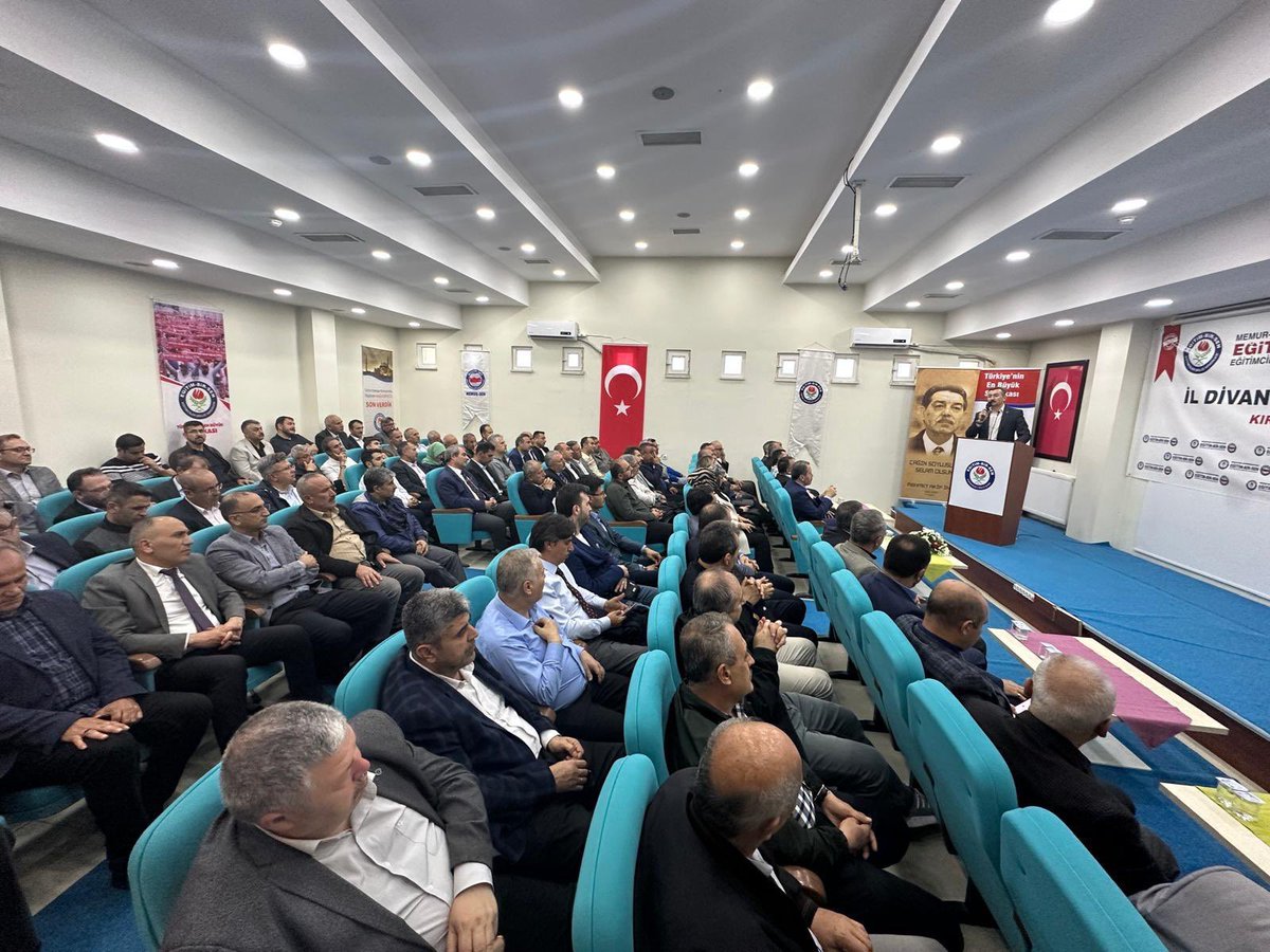 _aliyalcin_'s tweet photo. Eğitim-Bir-Sen Kırıkkale İl Divan Toplantımızı Gerçekleştirdik

Köklü, güçlü sendikal hareket olarak dünden bugüne Toplu Sözleşme, KPDK, KİK başta olmak üzere örgütlü gücümüzle verdiğimiz mücadelenin kazanıma dönüşen başlıkları ve yeni yeni kazanımlar için gayretlerimizi paylaştık teşkilatımızla.

Ezbere konuşmuyor, kayıtlarımız üzerinden hareket ediyoruz.

Eğitim-Bir-Sen olarak Kurum İdari Kurulu kazanımlarımızı 45 başlıkta toparladık.🔎 https://t.co/R6FzncEOXK

Sonuç aldığımız “Uzman” ve “Başöğretmenlik” mücadelemizi 37 adımda sıraladık.🔎 https://t.co/3E1LteyvDh

Eğitim-Bir-Sen Toplu Sözleşme Kazanımlarımızı 88 kazanım olarak açıkladık. 🔎  https://t.co/vlqUsYIhK0

Memur-Sen olarak tüm kazanımlarımızı “Emek Mücadelemizle 1007 Kazanım” başlığı ile özetledik. 🔎  https://t.co/PgdRAXsxak

Şimdi yeni başlıklar için şartları zorluyor, sorunları gündeme getiriyor, kazanım için kesintisiz mücadele ediyoruz.

▪️Kamu görevlilerinin aldığı tüm ücretlerin emekli keseneğine tabi tutulması ve emekli olduklarında sefalet ücretine mecbur bırakılmaması,
▪️’Akademik Zam’ın  gündeme alınması,
▪️ 1.Dereceye 3600 Ek Göstergenin verilmesi,
▪️Şube Müdürleri, Müfettiş Yardımcıları dahil ücretleri iyileştirilmesi gereken personelin durumlarının iyileştirilmesi,
▪️Teknik Hizmetler Sınıfının Sorunları ve Mühendislik Meslek Kanununun çıkarılması,
▪️Disiplin cezalarının affı, 
▪️Üniversite İdari Personeline Yer Değişikliği konusunda adım atılmasına vesile olduğumuz uygulamanın daha iletiye taşınması,
▪️Yardımcı Hizmetler Sınıfı’nın Genel İdare Hizmetler Sınıfı’na geçirilmesi 
▪️Sözleşmeli Koruma ve Güvenlik Görevlilerinin Ek Ödemeleri, 
▪️Ayniyat Saymanlarının Özel Hizmet Tazminatının Ödenmesi, 
▪️Yiyecek Yardımı ve Harcıraha İlişkin Çalışmanın tamamlanması, 
▪️Memura Bayram İkramiyesi verilmesi,
▪️Personel alımında ve diğer sınavlarda mülakatların kaldırılması, 
▪️Kamu personel sisteminin güncellenmesi, 
▪️Doğum sonrası yarım zamanlı çalışma yönetmeliğinin çıkarılması, analık izni sürelerinin artırılması, kamu kurumlarındaki kreş uygulamasının yaygınlaştırılması ve daha bir çok başlık ötelenmemelidir. 

Bir çok başlığı çözüme taşıyan ve kazanım hanesine yazan örgütlü gücümüzle bu yeni sorunları da çözecek olan biziz. İşte bunun içindir ki; üyelerimizin gururu, tüm kamu görevlilerinin umuduyuz.

@PekuzYasin | @EbsKirikkale 
@ebskirikkale2 | @muratsahinebs