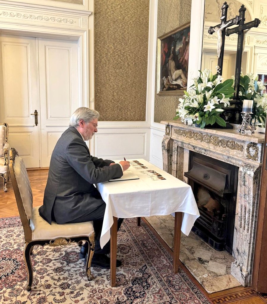 Ambassador <a href="/AtpTeran/">Andres Teran Parral</a> 🇪🇨 signs the book at the Nunciature in The Hague 🇻🇦 transmiting the condolences of #Ecuador for the passing of Pope Francis <a href="/Pontifex/">Pope Leo XIV</a>