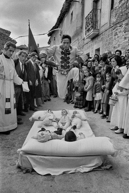 Cristina García Rodero retrató durante 15 años todas las fiestas españolas. Las mejores imágenes se publicaron en 1989 en "La España oculta", un libro clave para entender nuestra fotografía y nuestro país.