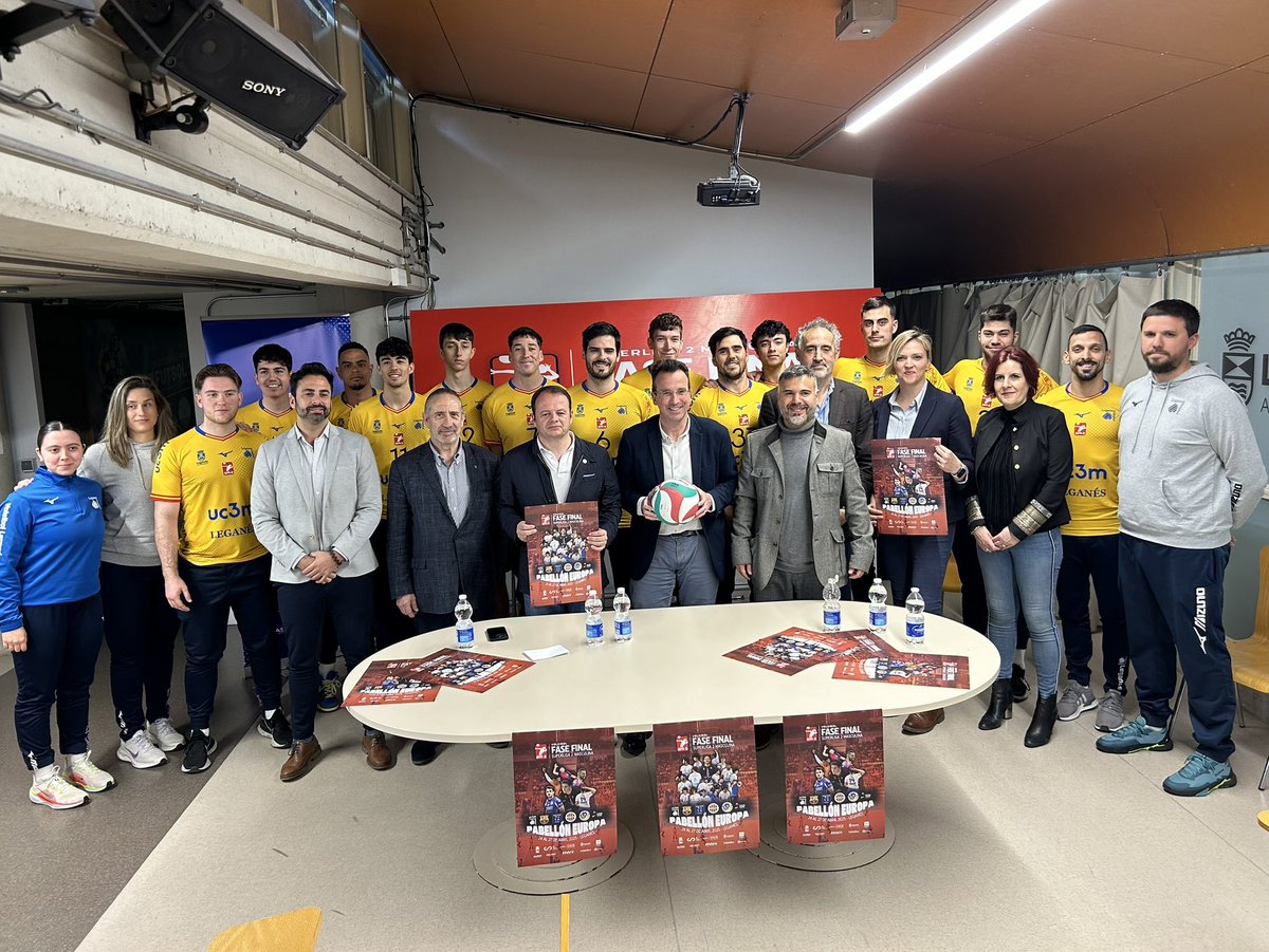 Paco Simón (@pacosimon1) on Twitter photo 🏐#Leganés presentó en sociedad la Fase de Ascenso a #Superliga que se celebra desde este jueves y hasta el domingo en el pabellón Europa
📌El <a href="/VoleibolLeganes/">Club Voleibol Leganés</a> estará entre los seis equipos participantes que lucharán por las dos plazas de ascenso
👇
alcabodelacalle.es/deportes/legan… 🏐#Leganés presentó en sociedad la Fase de Ascenso a #Superliga que se celebra desde este jueves y hasta el domingo en el pabellón Europa
📌El <a href="/VoleibolLeganes/">Club Voleibol Leganés</a> estará entre los seis equipos participantes que lucharán por las dos plazas de ascenso
👇
alcabodelacalle.es/deportes/legan…