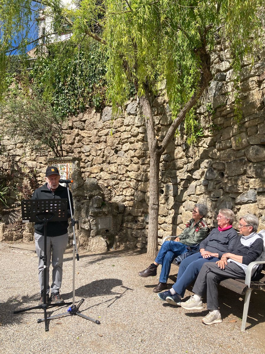 AjSFCodines's tweet photo. 🌹 La plaça de la Font de les Roses ha acollit l'acte institucional de #SantJordi2025 a #SantFeliudeCodines

Amb micròfon obert per a la lectura de poemes

🙌 Gràcies a tots/es! https://t.co/fMWw8HGFfo