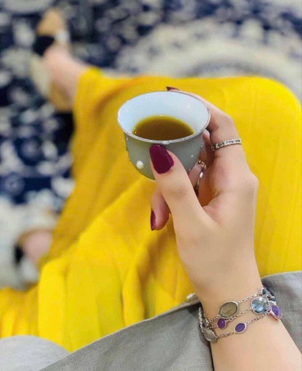 ناس تشرب قربهم  لو كان مُر !
وناس ٍحلوهم مايغري فناجيلي . 
#وبس