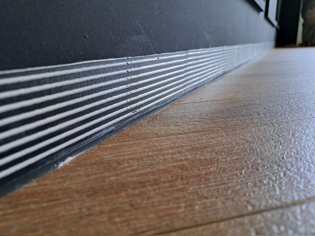 店舗リニューアル中
壁床職人40年
このボンドの均一さにため息♡
#職人さんカッコいい
#店舗デザイン