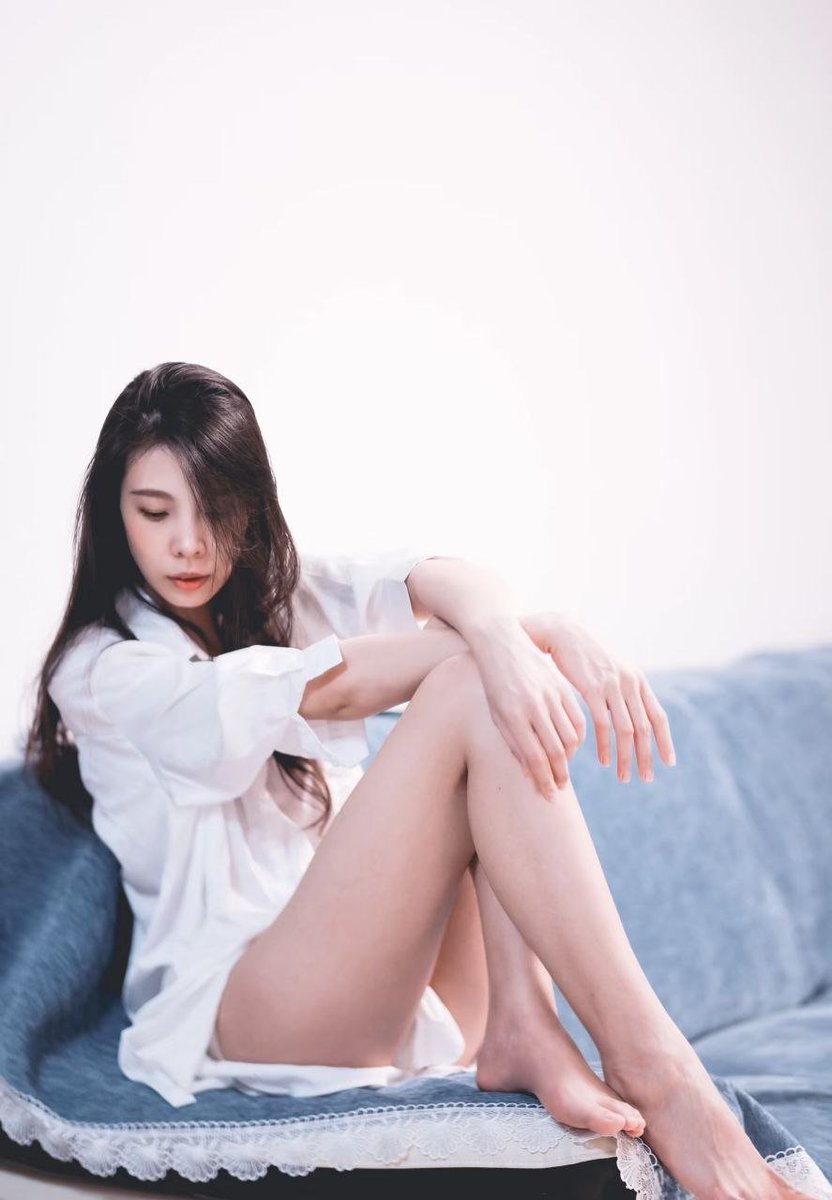 先生，你说云深不知处理我的教案里缺了‘心动’这一课，可否请你当个范例？" 

你的眉眼像未拆封的文言笺注，让人想细细批注。我总在晚自习的窗前虚构与你偶遇——你经过时，连粉笔灰都飘成了雪。" 

"不如我们重解《关雎》，把‘窈窕淑女’的注解…写成今晚咖啡厅的地址？" https://t.co/G2svby2Y8U