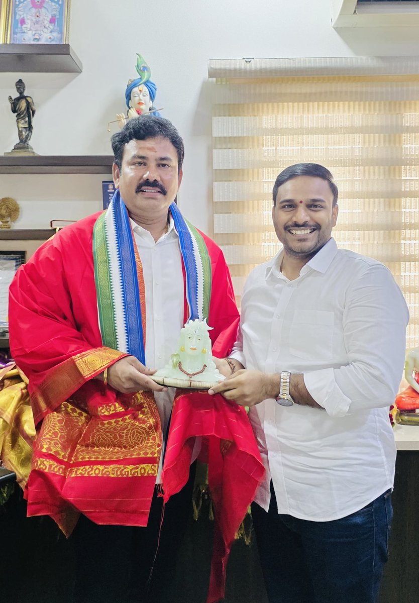 KondaRajivGandh's tweet image. వైఎస్ఆర్ కాంగ్రెస్ పార్టీ విశాఖ జిల్లా అధ్యక్షులు గా నియమితులైన మాజీ నెడ్కాప్ చైర్మన్ &amp;amp; ఉత్తర నియోజకవర్గం సమన్వయకర్త సోదర సమానాలు అన్న శ్రీ కేకే రాజు గారిని మర్యాదపూర్వకంగా కలిసి శుభాకాంక్షలు తెలపడం జరిగింది
#YSJagan #ysrcp #KKRaju #vizag #president