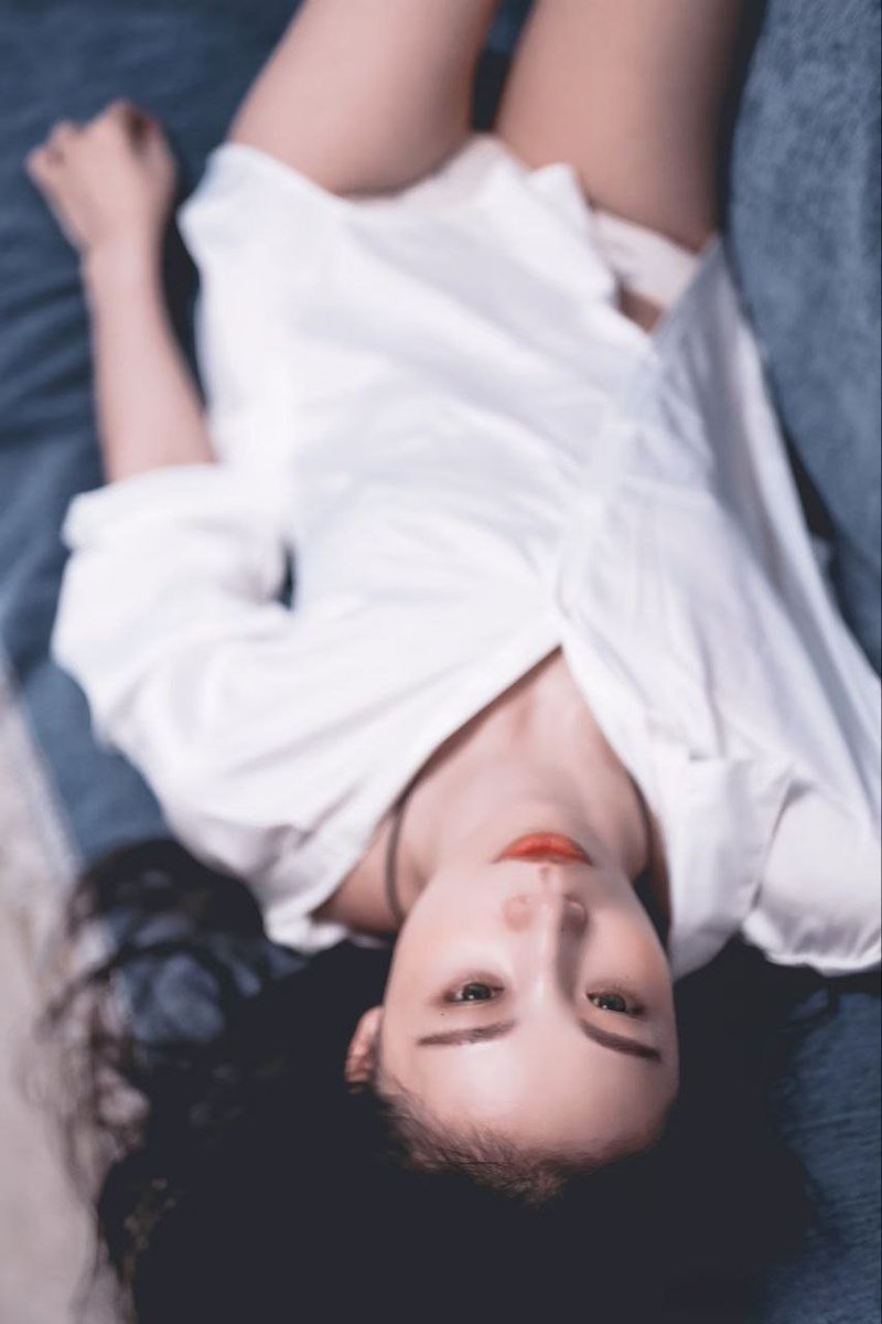 先生，你说云深不知处理我的教案里缺了‘心动’这一课，可否请你当个范例？" 

你的眉眼像未拆封的文言笺注，让人想细细批注。我总在晚自习的窗前虚构与你偶遇——你经过时，连粉笔灰都飘成了雪。" 

"不如我们重解《关雎》，把‘窈窕淑女’的注解…写成今晚咖啡厅的地址？" https://t.co/G2svby2Y8U