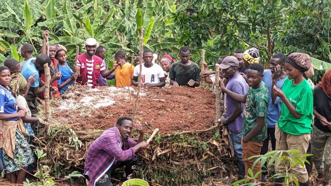 UwaseYves3's tweet photo. At each step we go with the farmer either soil preparation, sowing, crop maintenance or market linkage. #Weforthem https://t.co/wmDP8qmu3y