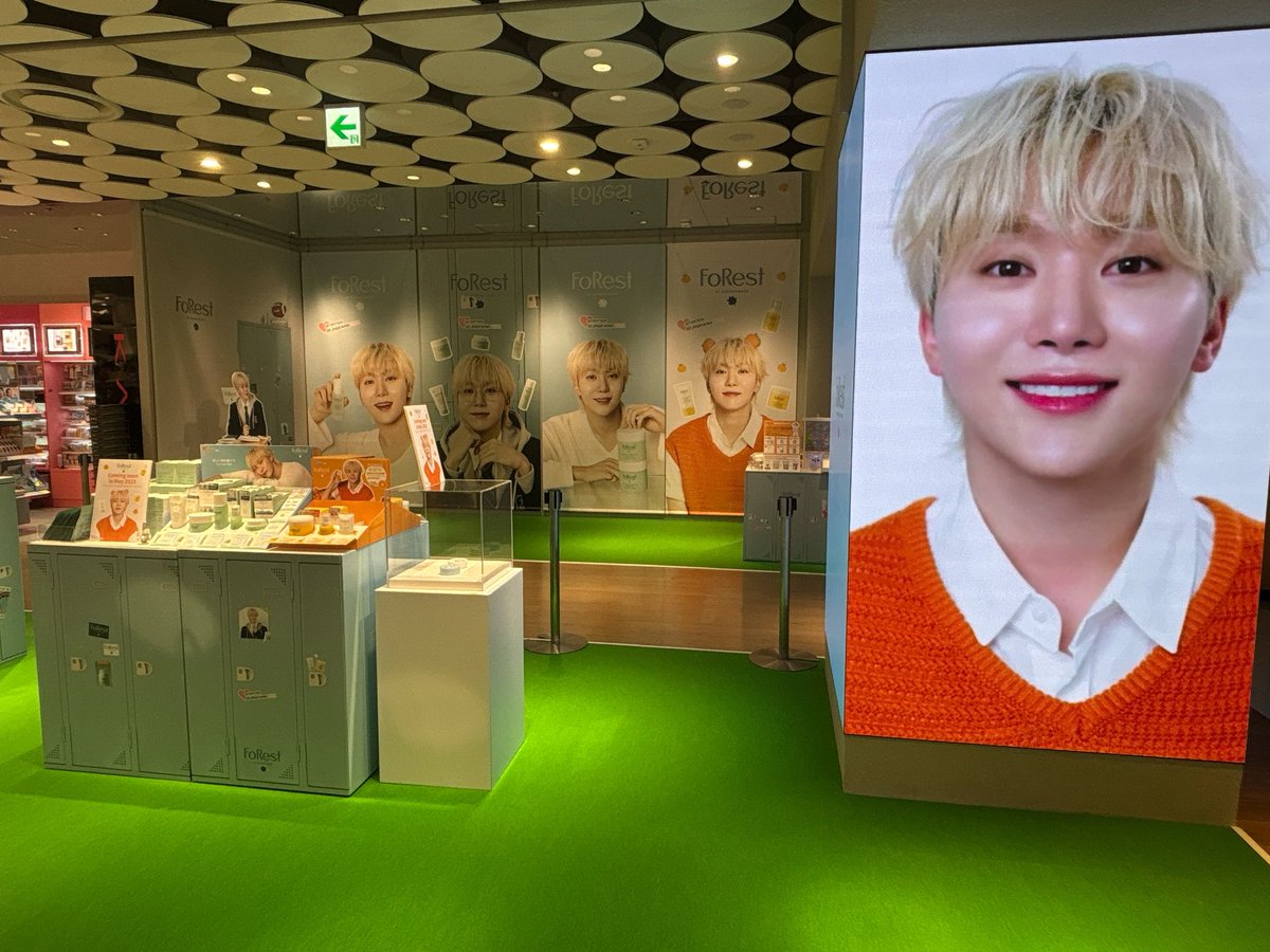 forestbygf's tweet photo. 📢ついにオープンやで！！
🎊FoRest by Greenfinger 大阪POPUPイベント！！🎊

💚ポップアップ楽しむためのコツ💚

「スングァンちゃんに届きますように💘」等身大パネルと一緒に📸写真撮っとこか！
🖐フォトスポットの予約してへんかっても空いてたら入れるからバンバン来てや〜〜！！

気になってたアイテム、しっかりお試ししていってな〜！

わからんことあったら、🍊みかんカチューシャ付けたスタッフに気軽に聞いたってな🗣🍊

ほんでから買い物したら、ガチャガチャイベントもやってるから回してってや！🎯
いいのん当たるで〜〜！

🍊🐱🐻🤓4枚並ぶスングァンちゃんタペストリーの前でばっちり認証ショット撮っていってな📸

お祭りムードの大阪や🎡🎆！！
マストスポットにFoRest by Greenfingerのポップアップも入れといてな〜💚🌳🍊

📅 4月23日〜29日まで ＠cosme OSAKA でやってるで！

みんな、今 －君を待ってる－💚