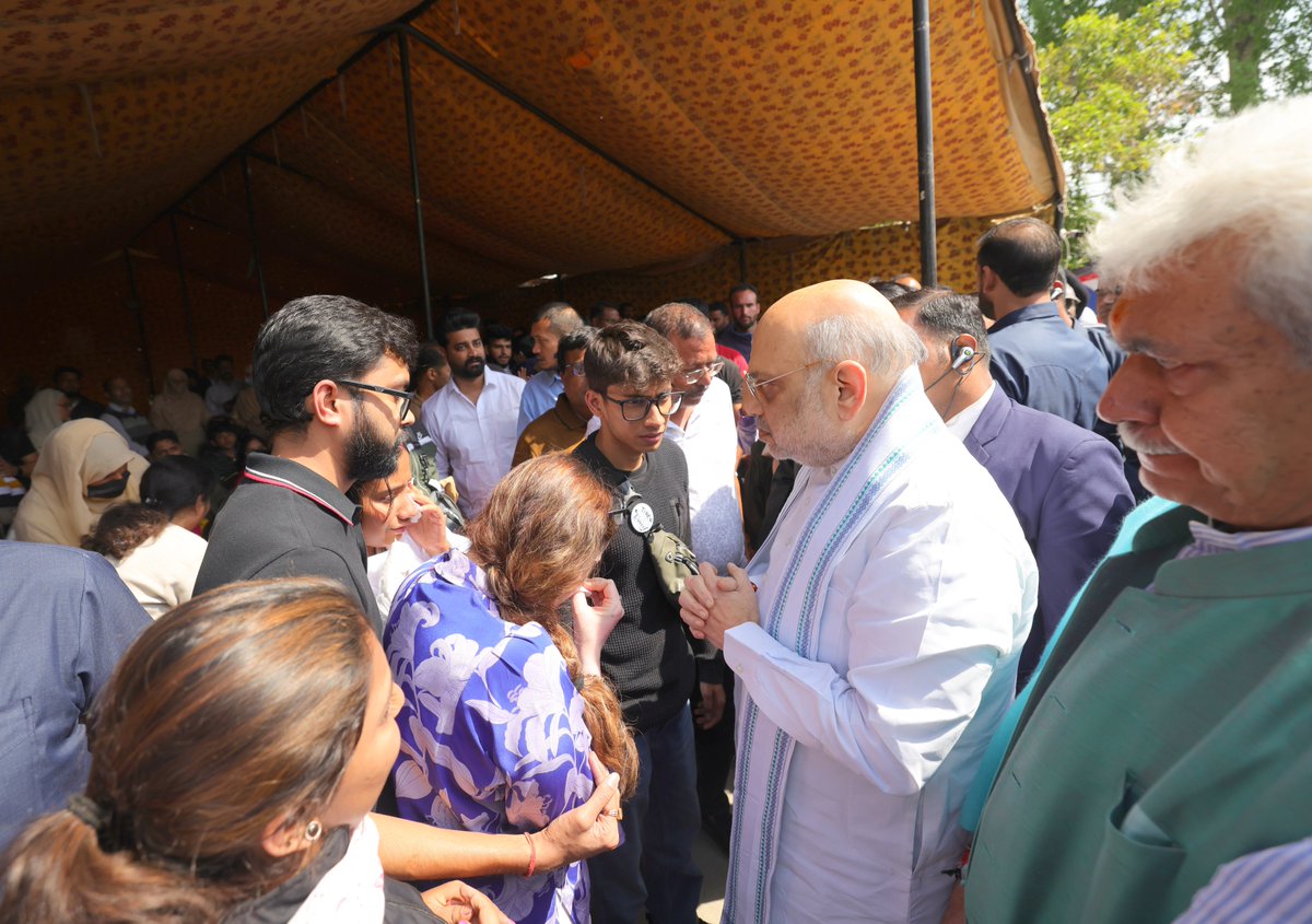 Amit Shah (@amitshah) on Twitter photo рдкрд╣рд▓рдЧрд╛рдо рдХреЗ рдЖрддрдВрдХреА рд╣рдорд▓реЗ рдореЗрдВ рдЕрдкрдиреЛрдВ рдХреЛ рдЦреЛрдиреЗ рдХрд╛ рджрд░реНрдж рд╣рд░ рднрд╛рд░рддреАрдп рдХреЛ рд╣реИред рдЗрд╕ рджреБрдГрдЦ рдХреЛ рд╢рдмреНрджреЛрдВ рдореЗрдВ рд╡реНрдпрдХреНрдд рдирд╣реАрдВ рдХрд┐рдпрд╛ рдЬрд╛ рд╕рдХрддрд╛ред
рдореИрдВ рдЕрдкрдиреЗ рдЗрди рд╕рднреА рдкрд░рд┐рд╡рд╛рд░реЛрдВ рдФрд░ рдкреВрд░реЗ рджреЗрд╢ рдХреЛ рд╡рд┐рд╢реНрд╡рд╛рд╕ рджрд┐рд▓рд╛рддрд╛ рд╣реВрдБ рдХрд┐ рдмреЗрдЧреБрдирд╛рд╣ рдорд╛рд╕реВрдо рд▓реЛрдЧреЛрдВ рдХреЛ рдорд╛рд░рдиреЗ рд╡рд╛рд▓реЗ рдЗрди рдЖрддрдВрдХрд┐рдпреЛрдВ рдХреЛ рдмрд┐рд▓реНрдХреБрд▓ рдмрдЦреНрд╢рд╛ рдирд╣реАрдВ рдЬрд╛рдПрдЧрд╛ред рдкрд╣рд▓рдЧрд╛рдо рдХреЗ рдЖрддрдВрдХреА рд╣рдорд▓реЗ рдореЗрдВ рдЕрдкрдиреЛрдВ рдХреЛ рдЦреЛрдиреЗ рдХрд╛ рджрд░реНрдж рд╣рд░ рднрд╛рд░рддреАрдп рдХреЛ рд╣реИред рдЗрд╕ рджреБрдГрдЦ рдХреЛ рд╢рдмреНрджреЛрдВ рдореЗрдВ рд╡реНрдпрдХреНрдд рдирд╣реАрдВ рдХрд┐рдпрд╛ рдЬрд╛ рд╕рдХрддрд╛ред
рдореИрдВ рдЕрдкрдиреЗ рдЗрди рд╕рднреА рдкрд░рд┐рд╡рд╛рд░реЛрдВ рдФрд░ рдкреВрд░реЗ рджреЗрд╢ рдХреЛ рд╡рд┐рд╢реНрд╡рд╛рд╕ рджрд┐рд▓рд╛рддрд╛ рд╣реВрдБ рдХрд┐ рдмреЗрдЧреБрдирд╛рд╣ рдорд╛рд╕реВрдо рд▓реЛрдЧреЛрдВ рдХреЛ рдорд╛рд░рдиреЗ рд╡рд╛рд▓реЗ рдЗрди рдЖрддрдВрдХрд┐рдпреЛрдВ рдХреЛ рдмрд┐рд▓реНрдХреБрд▓ рдмрдЦреНрд╢рд╛ рдирд╣реАрдВ рдЬрд╛рдПрдЧрд╛ред