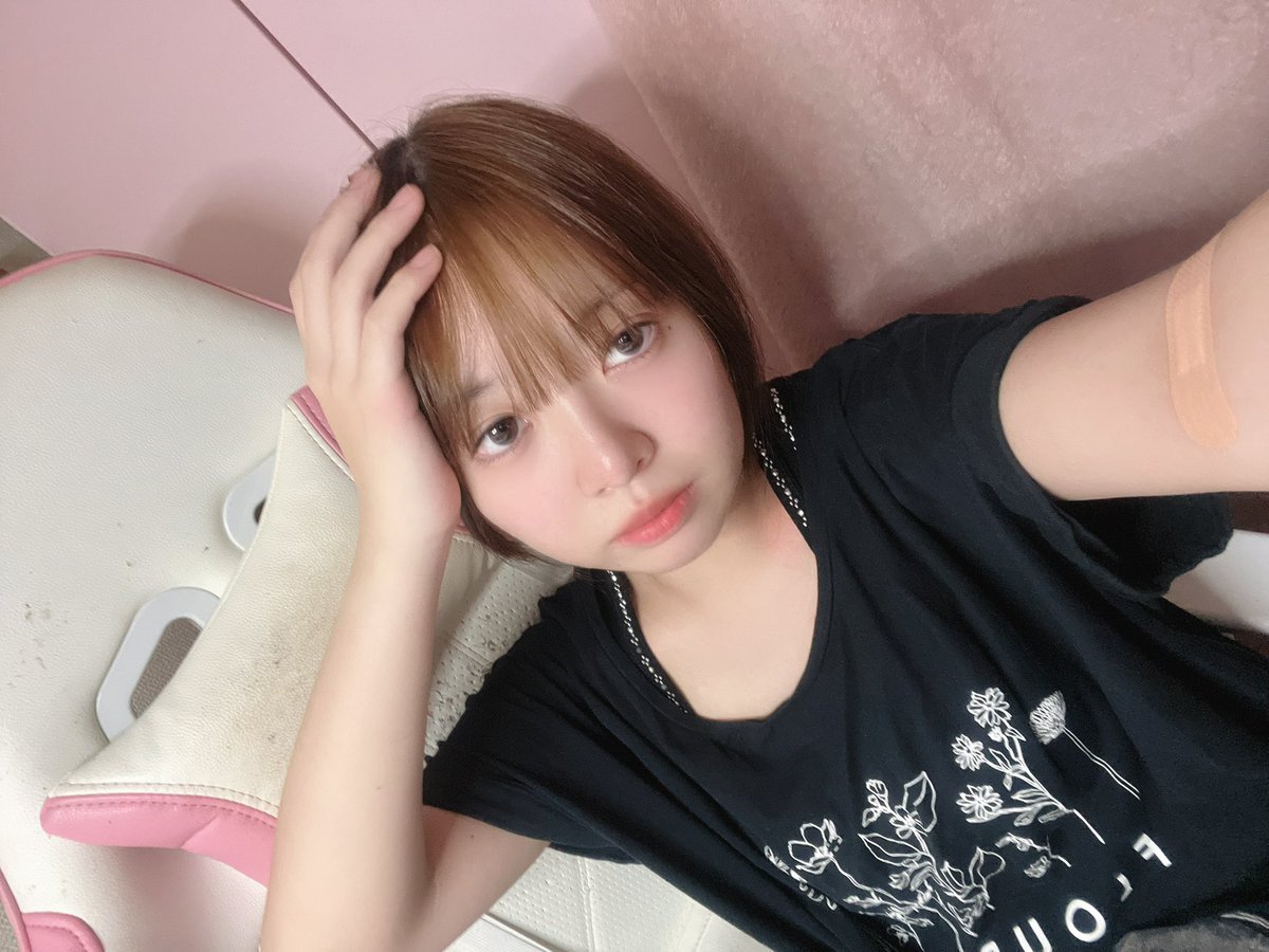 かっこに似合わない表情、もものさん。
右手につけてる絆創膏は献血の後です🩹🩸
にゃーん