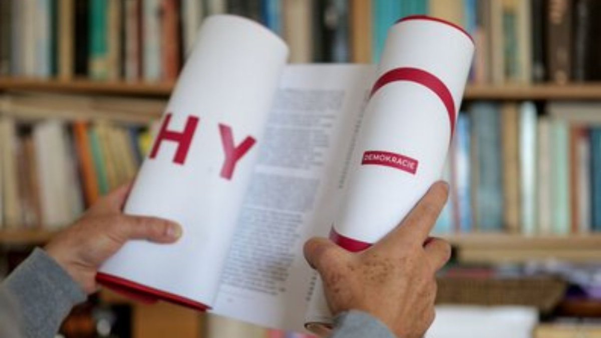Myslíte, že politická satira je moderní vynález? 🤔Nářky starého oligarchy, poprvé česky vydané ve formě svitku, výmluvně hovoří k dnešku i po dvou a půl tisíciletí. Přijďte si je poslechnout! ⏩mlp.cz/cz/akce/e33023…