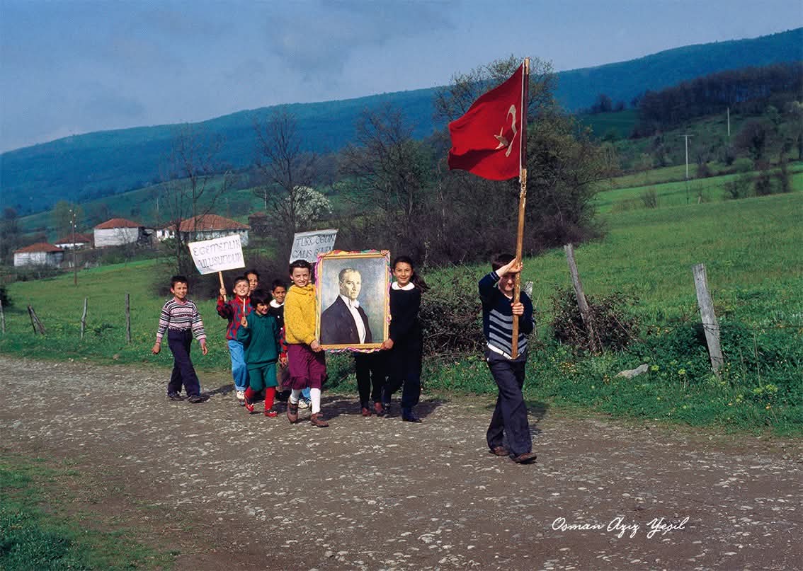 Cozyer's tweet photo. @halktvcomtr Osman Aziz Yeşil 80 yaşında bir fotoğraf sanatçısı) fotoğrafı. TBMM afiş yarışması ödülü aldı. https://t.co/1QhFOBetxd