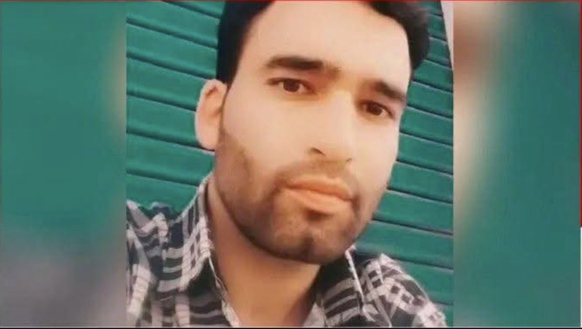 captainsaleem12's tweet photo. सैयद हुसैन शाह....एक कश्मीरी मुसलमान, जो बैसरन में टूरिस्ट्स को घोड़े पर घुमा रहा था..जब आतंकी गोलियाँ चला रहे थे तो उसने उन्हें रोकने की कोशिश की और कहा, “ये कश्मीर के मेहमान हैं, मासूम हैं।”
वह एक आतंकी भिड़ा...हिम्मत दिखाई और रायफल छीनने की कोशिश की...लेकिन जान से हाथ धो बैठा। https://t.co/vyWdLIyFuA