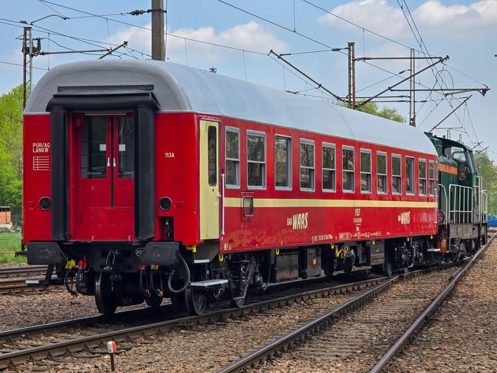 🆕 Wagon #113Alux, który należy do Stowarzyszenia Dolina Kolejowa z Zagórza otrzymał takie oto barwy. Pojawić się ma w piątek z Turkolem. Stowarzyszenie otrzymało wagon w formie darowizny od PKP Intercity.

Fot. Na Stalowych Kołach 📸