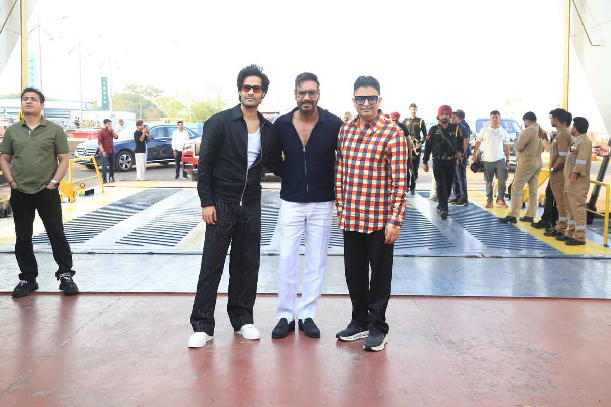 radiocityindia's tweet photo. Star studded vibes at the Money Money song launch with @ajaydevgn, @asliyoyo & more!💯🤑
.
.
.
.
.
#MoneyMoney #AjayDevgn #YoYoHoneySingh #ajaydevgnfanclub #ajaydevgnlovers #yoyohoneysinghworldwide #MoneyMoneySongLaunch #Raid2 #bollywood #radiocityentertainment #RadioCity https://t.co/04rcPBhvXg