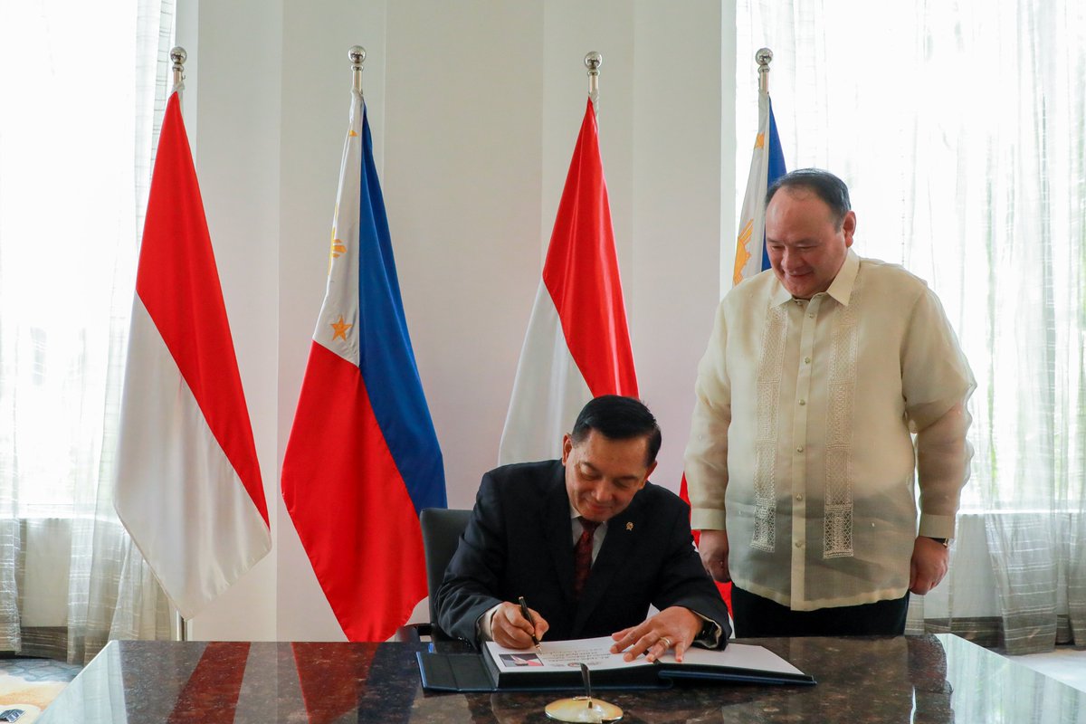 dndphl's tweet photo. Minister of Defense of the Republic of Indonesia, H.E. Sjafrie Sjamsoeddin, rendered an introductory call on #DNDPHL Sec. Gilberto C. Teodoro, Jr., during the former’s visit to the Philippines on Wednesday.

Read full story👉https://t.co/o3Cx6dLszd https://t.co/Yym0l1TvQg