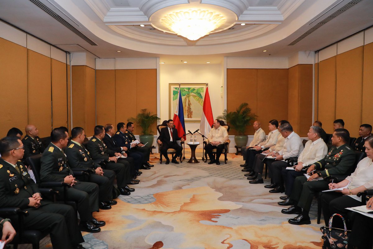 dndphl's tweet photo. Minister of Defense of the Republic of Indonesia, H.E. Sjafrie Sjamsoeddin, rendered an introductory call on #DNDPHL Sec. Gilberto C. Teodoro, Jr., during the former’s visit to the Philippines on Wednesday.

Read full story👉https://t.co/o3Cx6dLszd https://t.co/Yym0l1TvQg