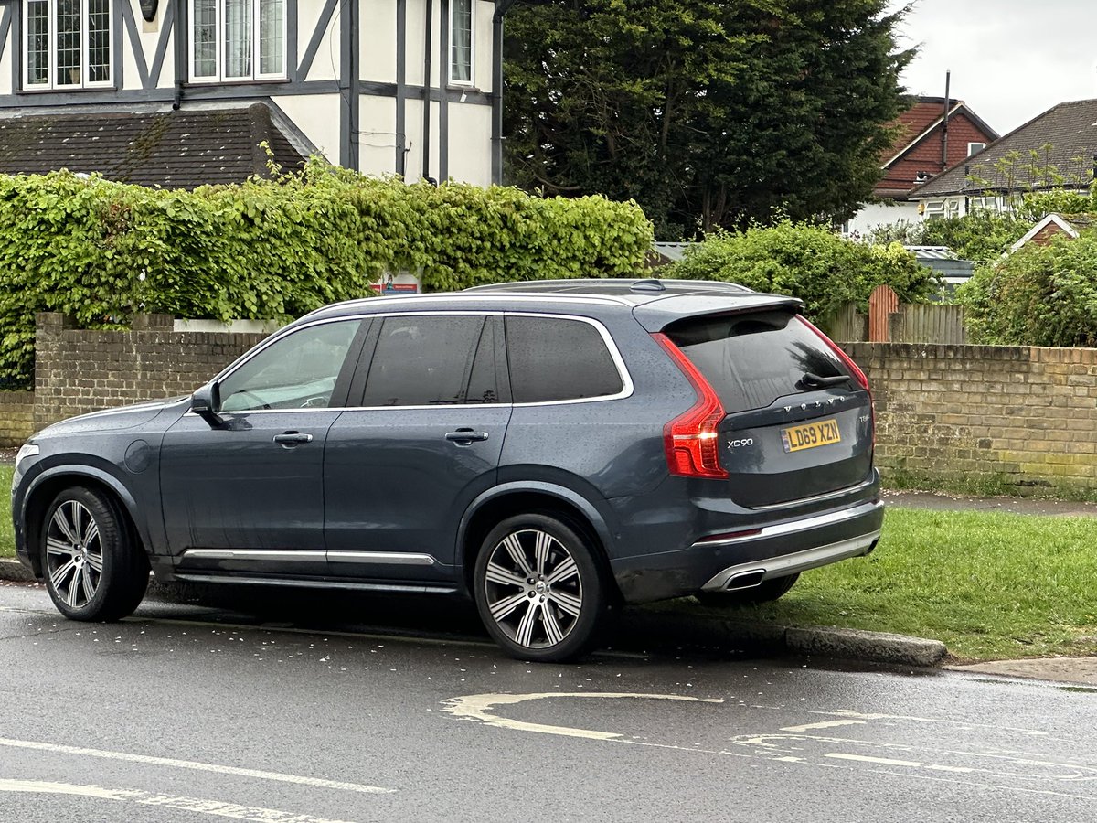 markwarne's tweet photo. Here’s the same chap this morning. Do these people have no respect for their surroundings? Do we have have to have little wooden posts all around here to stop people doing this? @RBKingston any chance of repainting the double yellow lines here so they are clear? https://t.co/33b0JYL5Nk