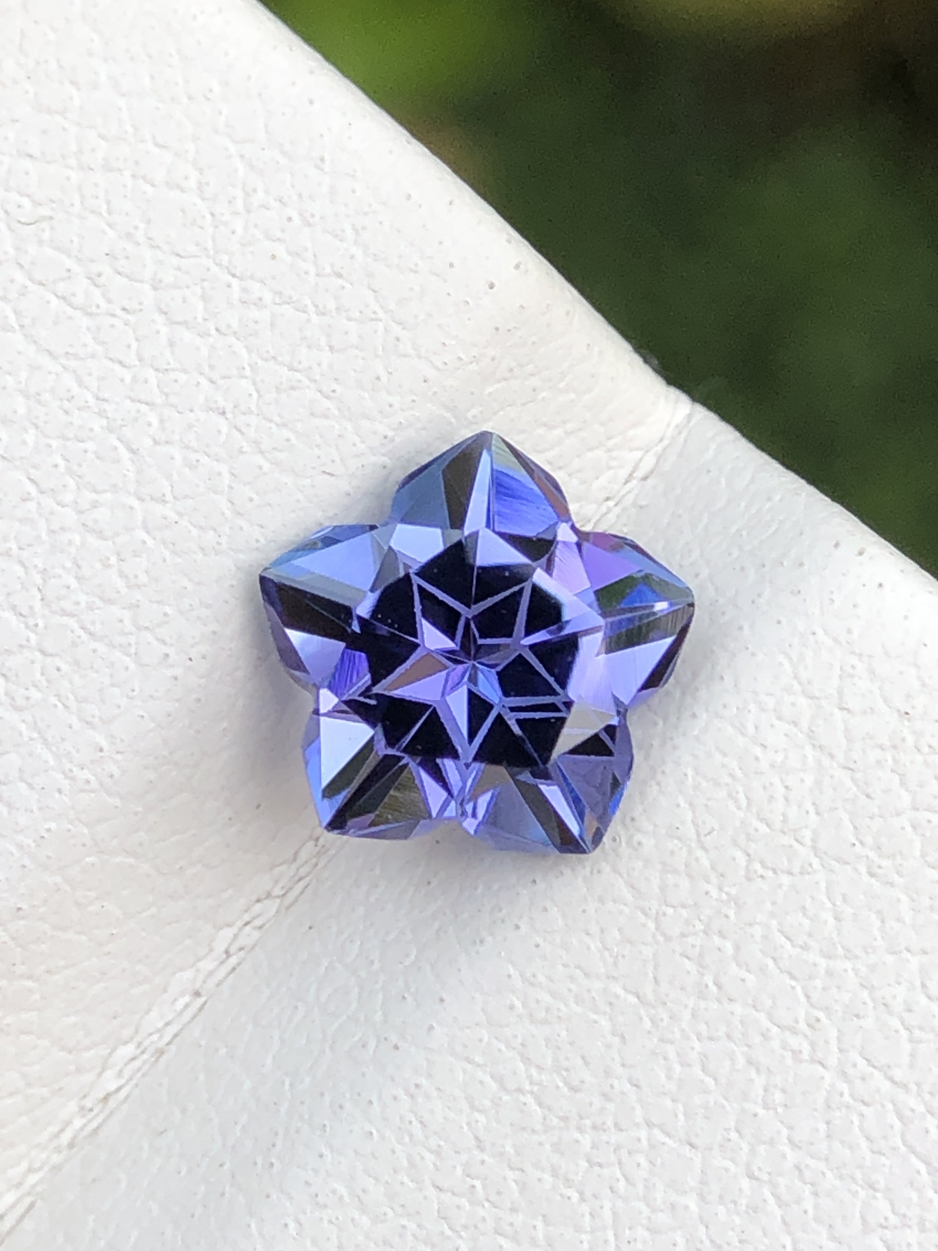 天然ゾイサイト 0.65ct 【タンザナイト】 紫色