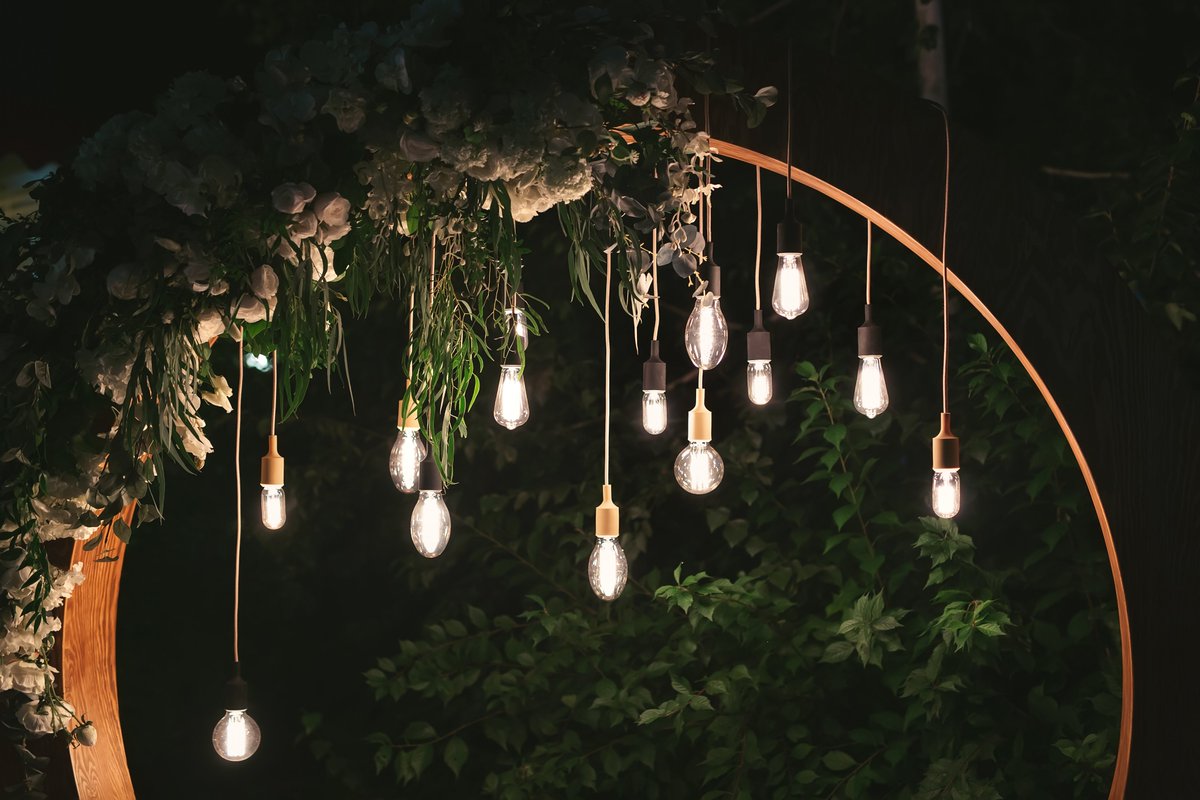 BoyiHeng81526's tweet image. Retro and textured, it emits soft and warm light. The bulbs are hung by lines of varying lengths, in an orderly manner. Combined with the surrounding green plants and flowers, it creates a romantic, warm and natural atmosphere. #hengboyilighting #stringlights #lightstring