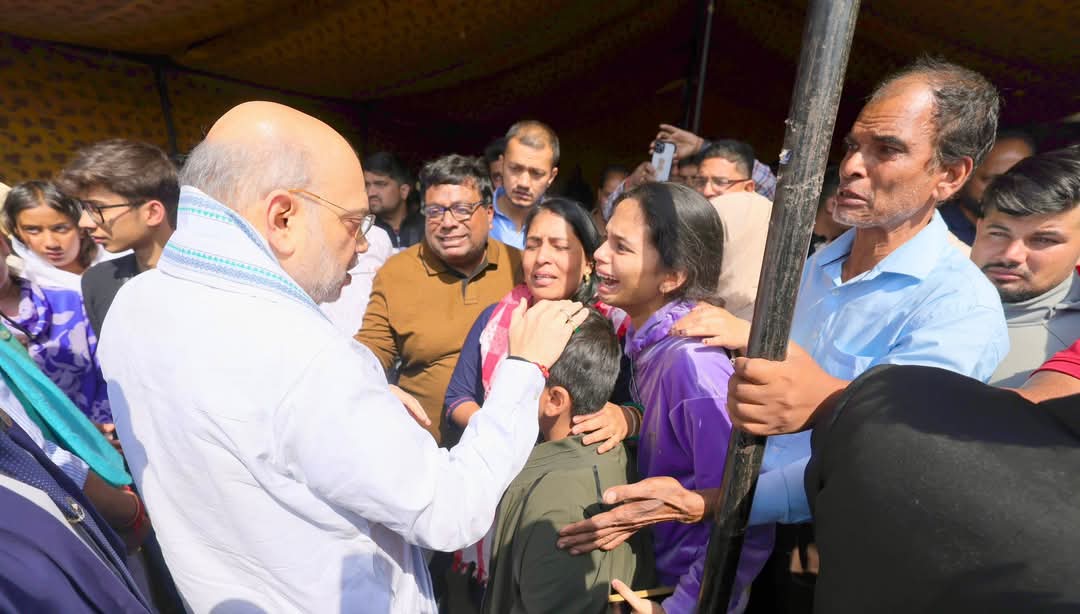 sumitrajtyagi's tweet photo. #PahalgamTerroristAttack के आतंकी हमले में अपनों को खोने का दर्द हर भारतीय को है। इस दुःख को शब्दों में व्यक्त नहीं किया जा सकता।
मैं अपने इन सभी परिवारों और पूरे देश को विश्वास दिलाता हूँ कि बेगुनाह मासूम लोगों को मारने वाले इन आतंकियों को बिल्कुल बख्शा नहीं जाएगा।
@AmitShah https://t.co/Xj5PsAVLGu