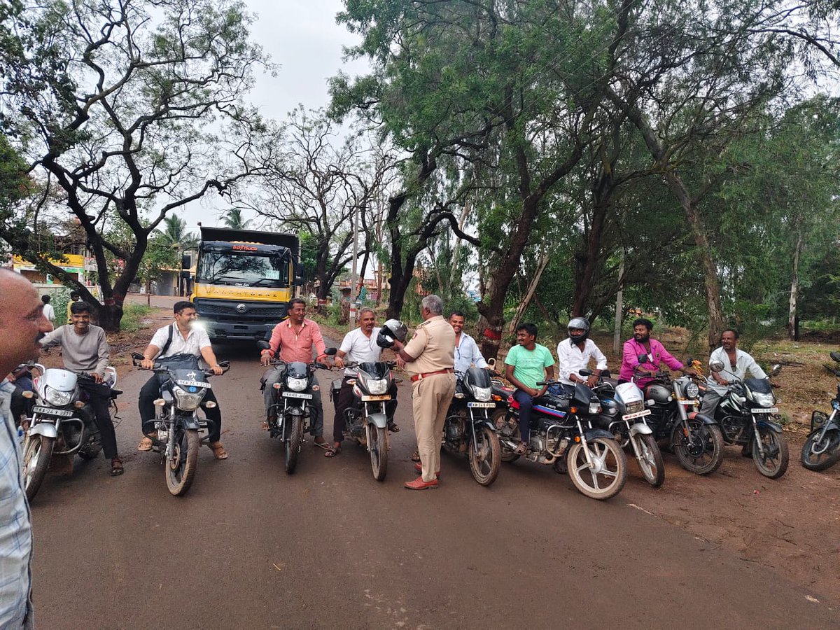 SPBelagavi's tweet photo. ವಿವಿಧ ಪೊಲೀಸ್ ಠಾಣಾ ವತಿಯಿಂದ ಸಾರ್ವಜನಿಕರಿಗೆ ರಸ್ತೆ ಸುರಕ್ಷತೆ ಮತ್ತು ದ್ವಿಚಕ್ರ ವಾಹನ ಚಾಲಕರಿಗೆ ಕಡ್ಡಾಯ ಹೆಲ್ಮೆಟ್ ಧರಿಸುವ ಬಗ್ಗೆ ಅರಿವು ಮೂಡಿಸಲಾಯಿತು. https://t.co/0xSPxnFxut