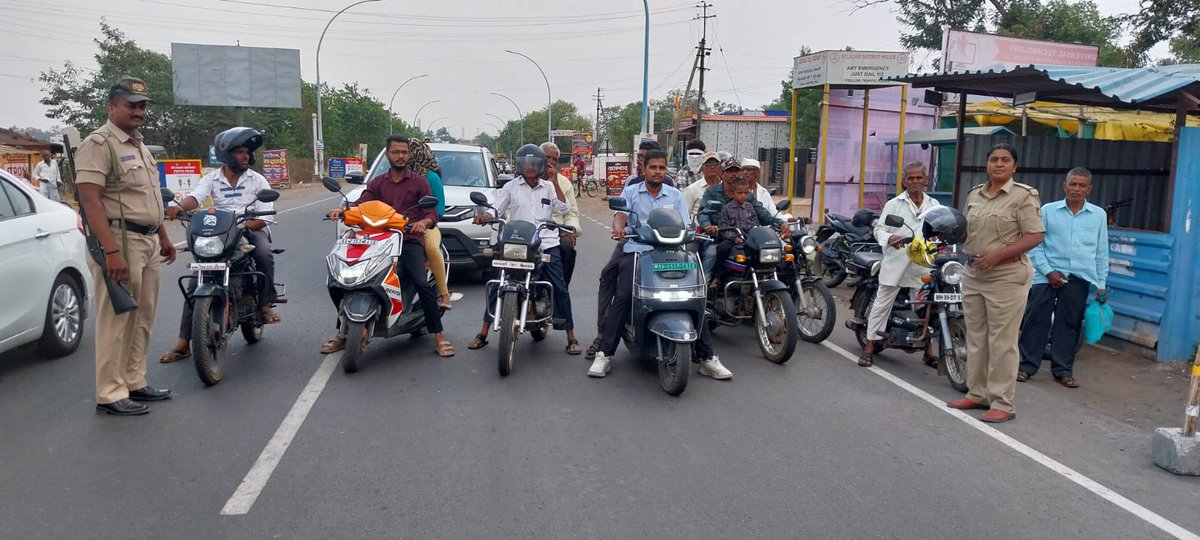 SPBelagavi's tweet photo. ವಿವಿಧ ಪೊಲೀಸ್ ಠಾಣಾ ವತಿಯಿಂದ ಸಾರ್ವಜನಿಕರಿಗೆ ರಸ್ತೆ ಸುರಕ್ಷತೆ ಮತ್ತು ದ್ವಿಚಕ್ರ ವಾಹನ ಚಾಲಕರಿಗೆ ಕಡ್ಡಾಯ ಹೆಲ್ಮೆಟ್ ಧರಿಸುವ ಬಗ್ಗೆ ಅರಿವು ಮೂಡಿಸಲಾಯಿತು. https://t.co/0xSPxnFxut
