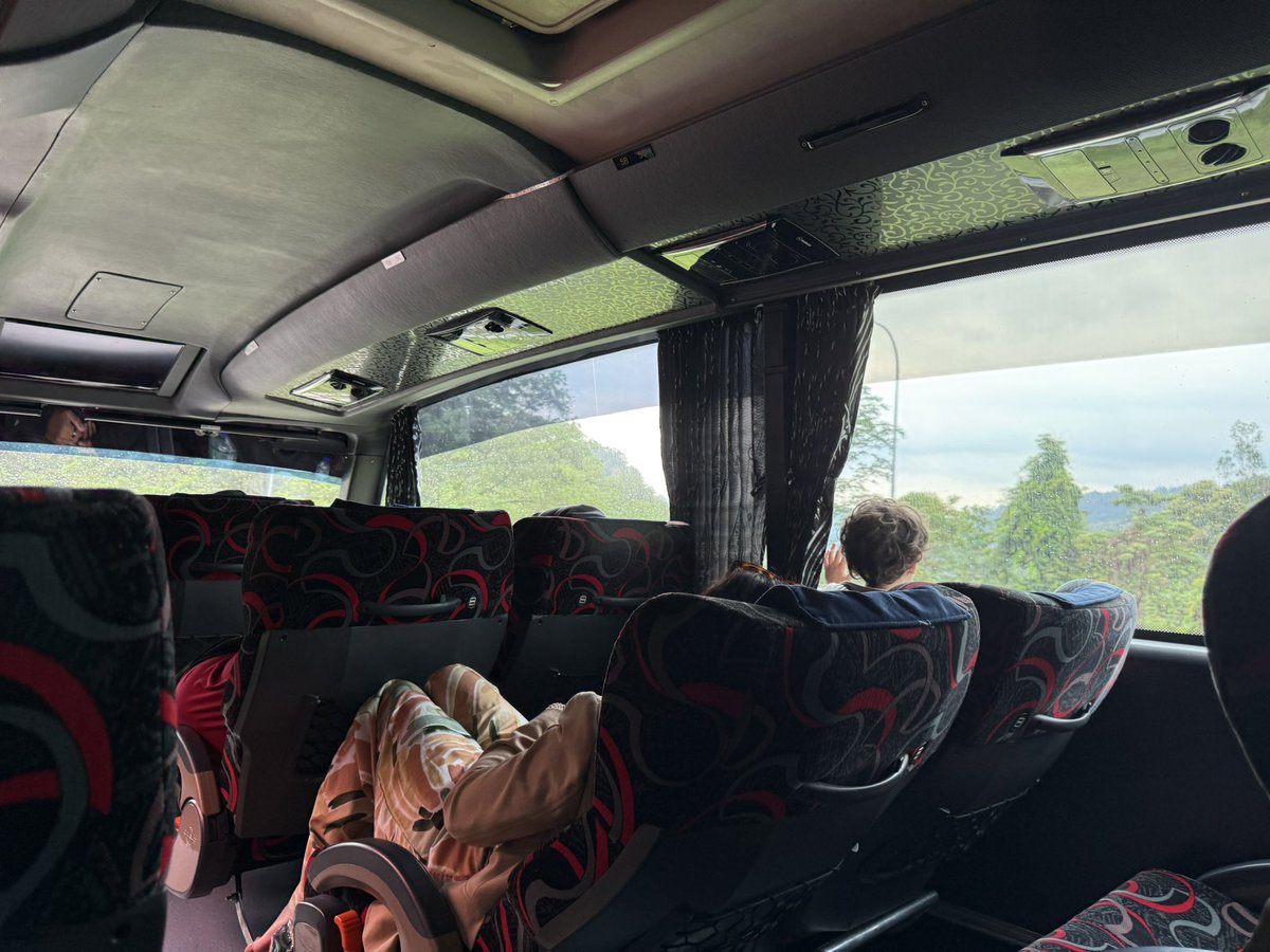 Biasa aku drive Hilux lalu karak ni ok je, siap layan korner lagi…ni naik bus, tiborr rase pening cam mabuk kenderaan 😂😂