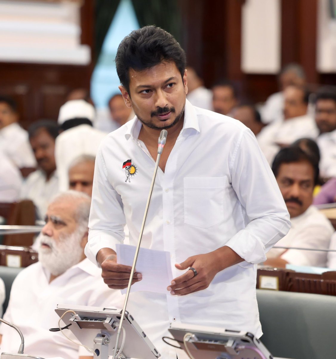 Udhaystalin's tweet photo. தமிழ்நாடு சட்டப்பேரவையில் சிறப்பு கவன ஈர்ப்பு நேரத்தின் போது, ‘நான் முதல்வன்’ போட்டித்தேர்வுகள் பிரிவு தொடங்கப்பட்ட பின்னர், தமிழ்நாட்டு மாணவர்கள் UPSC தேர்வில் படைத்து வரும் சாதனைகள் குறித்து இன்று எடுத்துரைத்தோம்.

2016-க்கு முன்பு வரை தமிழ்நாட்டிலிருந்து ஆண்டுக்கு சராசரியாக 100 மாணவர்கள் வரை UPSC  தேர்வில் வெற்றி பெற்ற நிலையில், 2016-க்குப் பிறகு இந்த எண்ணிக்கை படிப்படியாக குறைந்தது. 2020-2021-ல் 27 மாணவர்கள் மட்டுமே தமிழ்நாட்டிலிருந்து UPSC தேர்வில் வெற்றி பெற்றனர்.

இந்த நிலையை மாற்றிட மாண்புமிகு முதலமைச்சர் @mkstalin அவர்களின் உத்தரவின்பேரில் 2023-ஆம் ஆண்டு நான் முதல்வன் போட்டித்தேர்வுகள் பிரிவு தொடங்கப்பட்டது. இதன் மூலம், Prelims-க்கு தயாராகும் 1000 மாணவர்களுக்கு மதிப்பீட்டு தேர்வின் மூலம் 10 மாதங்களுக்கு தலா ரூ.7,500 உதவித்தொகையும், Prelims-இல் வென்று Mains எழுத தயாராகும் மாணவர்களுக்கு தலா ரூ.25,000 உதவித்தொகையும் வழங்கப்படுகிறது. 

இந்தத் தொடர் நடவடிக்கைகளின் காரணமாக, 2024-ஆம் ஆண்டு, தமிழ்நாட்டிலிருந்து 47 மாணவர்கள் UPSC தேர்வில் வெற்றி பெற்றார்கள். இது முந்தைய ஆண்டுகளை விட 30 சதவீதம் அதிகம்.

அதுமட்டுமல்ல, நேற்றைய தினம் வெளியான UPSC தேர்வு முடிவுகளில், 57 தமிழ்நாட்டு மாணவர்கள் தேர்ச்சி பெற்றுள்ளனர். அவர்களில் 50 பேர் நான் முதல்வன் போட்டித் தேர்வு பிரிவின் கீழ் உதவித்தொகை பெற்றவர்கள். 18 பேர் நான் முதல்வன் உறைவிட பயிற்சித் திட்டத்தின் மூலம் பயன்பெற்றவர்கள் என்பது மகிழ்ச்சிக்குரியது.

Prelims, Mains தேர்வுகளில் வெற்றி பெறுவோர், தொடர்ந்து டெல்லியில் நடைபெறும் Personality Test-இல் வெற்றி பெற ஏதுவாக ரூ.50,000 உதவித்தொகை வழங்கப்படும் என்று இந்த ஆண்டு நிதி நிலையில் அறிவிக்கப்பட்டுள்ளது.

தமிழர்கள் IAS, IPS, IFS தேர்வுகளில் அதிகளவில் வெற்றி பெற்றார்கள் என்ற வரலாற்றை  நான் முதல்வன் திட்டம் நிச்சயம் மீண்டும் நிலைநாட்டும். 

இன்னும் அதிக எண்ணிக்கையில் நம் மாணவர்கள் ஒன்றிய அரசின் குடிமைப்பணிகள் தேர்வில் வெற்றி பெற அயராது உழைப்போம் என்று உரையாற்றினோம்.

#NaanMuthalvan #நான்_முதல்வன்