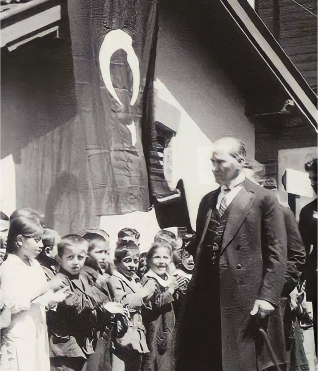 Meclisi çocuklara,
Cumhuriyeti gençlere emanet etmiş.
Çocuklarımız işçi gençlerimiz mapus.
#23NisanKutluOlsun
🇹🇷