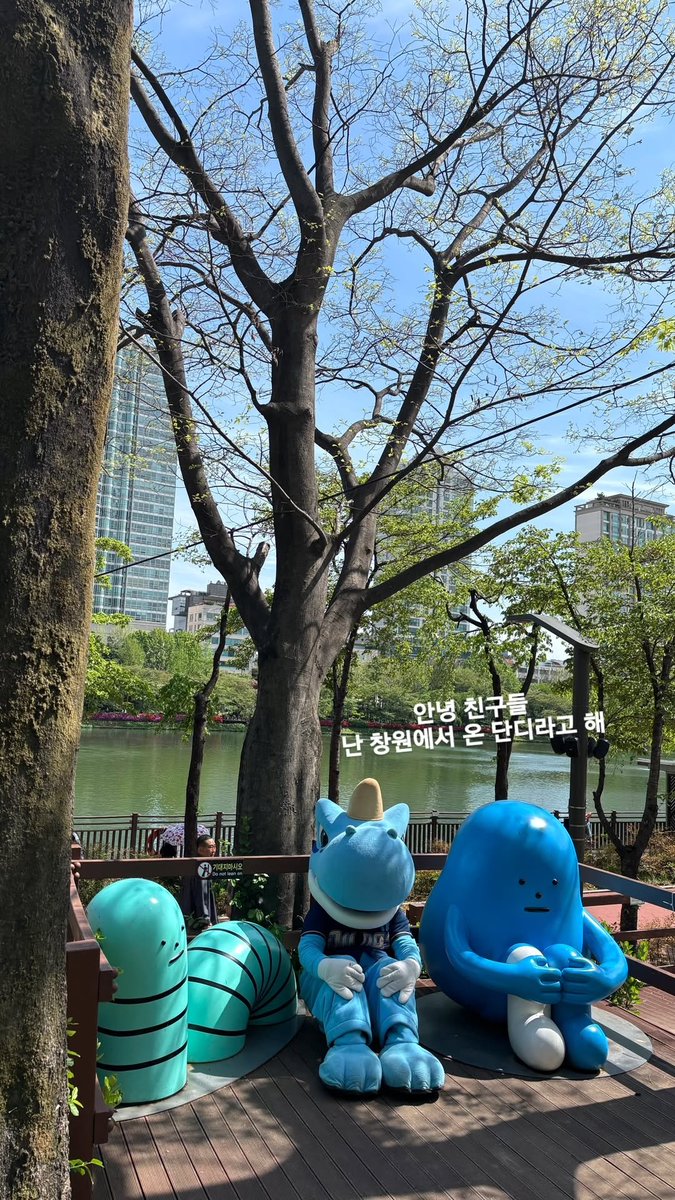 단디 어제는 지하철 구경하더니 오늘은 바깥구경하네 🩵🩵