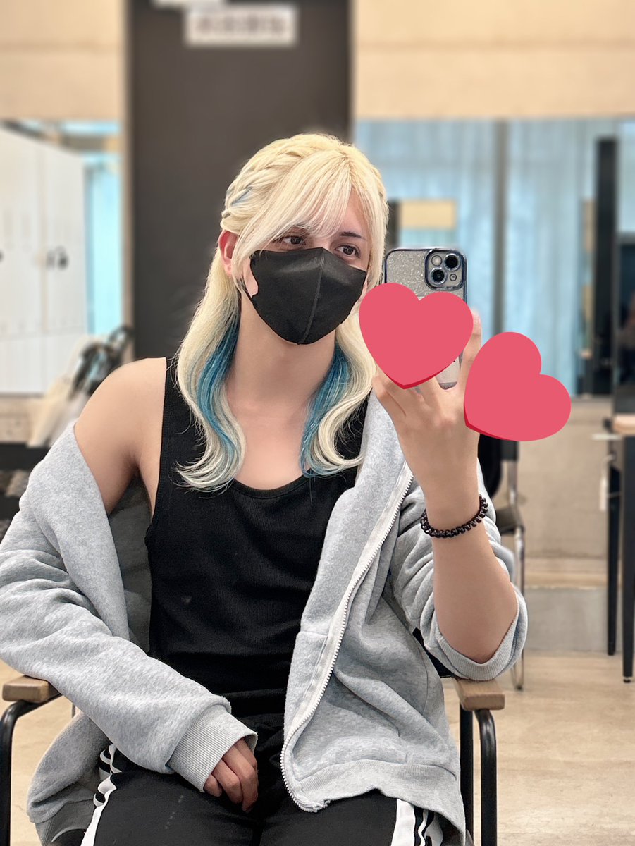 初の水色イヤリングカラー…🩵✨
.
.
モチベーションあげるのって大事。
自分磨きたーのーしー😭‼️

#水色　#編み込み　#ハーフアップ