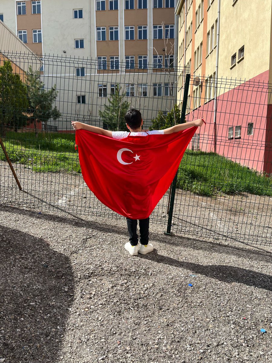 AlevAdass's tweet photo. Atatürk’ün yaktığı  ışıkla büyüyen her çocuk,yarının umududur 🇹🇷❤️🤍#23Nisan https://t.co/LKppqRx2kS