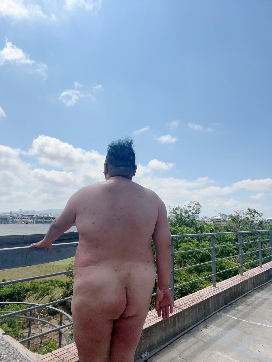 chenjun24843345's tweet photo. 好久沒出來裸拍了
頂樓裸拍就是棒
天氣不錯很舒服
有誰要來一起呢？哈哈 https://t.co/lFN64TYgWR