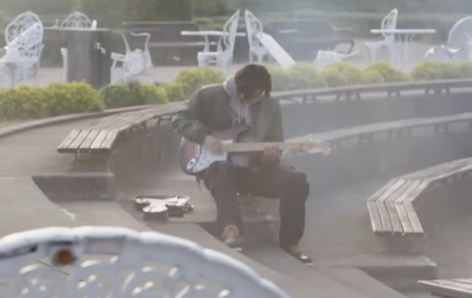 “อืม~ ฮื่ม~”

*ดีดกีตาร์*